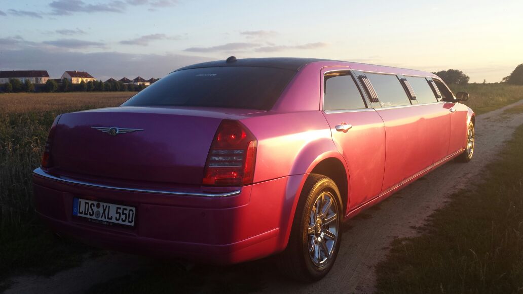 Chrysler Stretchlimousine pink von hinten